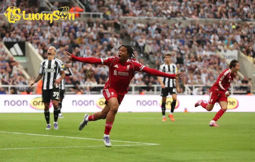 Thần đồng Rio Ngumoha tỏa sáng rực rỡ mang về 3 điểm cho Liverpool (ảnh: Premier League). Thần đồng Rio Ngumoha tỏa sáng rực rỡ mang về 3 điểm cho Liverpool (ảnh: Premier League).