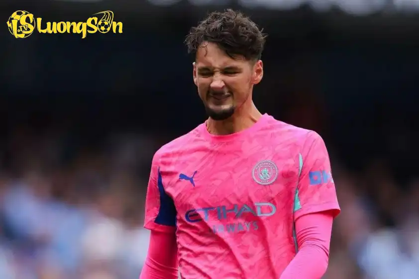 James Trafford tiếp tục bắt chính trong khung gỗ của Manchester City