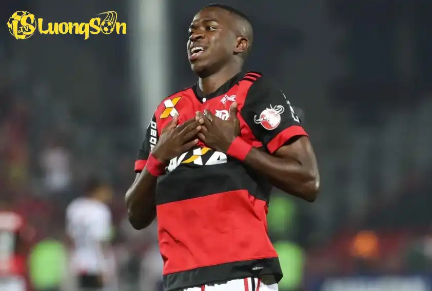 Vinicius từng có 69 lần ra sân cho Flamengo trước khi gia nhập Real Madrid vào năm 2018 Vinicius từng có 69 lần ra sân cho Flamengo trước khi gia nhập Real Madrid vào năm 2018