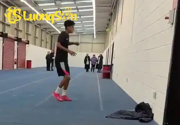 JJ Gabriel khoe kỹ năng “ở đẳng cấp Pele” khi tâng bóng bằng một quả bóng tennis vào tường. Nguồn: Utdtribune. JJ Gabriel khoe kỹ năng “ở đẳng cấp Pele” khi tâng bóng bằng một quả bóng tennis vào tường.