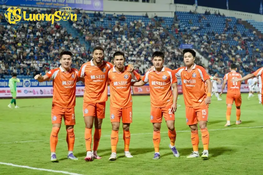 Phi Hoàng (thứ 2 từ phải qua) có bàn thắng đầu tiên ở V-League Phi Hoàng (thứ 2 từ phải qua) có bàn thắng đầu tiên ở V-League