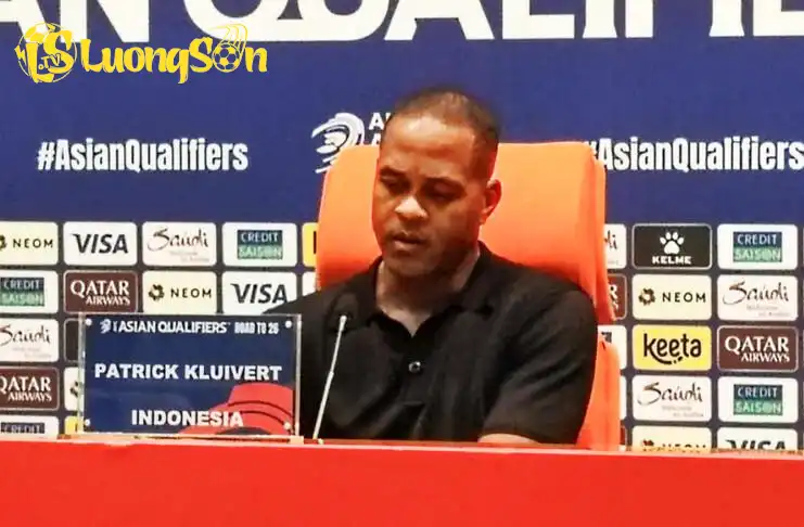 HLV Kluivert thất vọng trong buổi họp báo sau trận. HLV Kluivert thất vọng trong buổi họp báo sau trận.