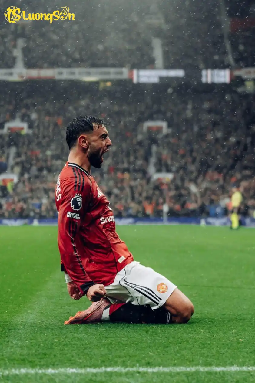 Bruno Fernandes vẫn được giữ vai trò đá phạt đền số một của MU (Ảnh: X). Bruno Fernandes vẫn được giữ vai trò đá phạt đền số một của MU