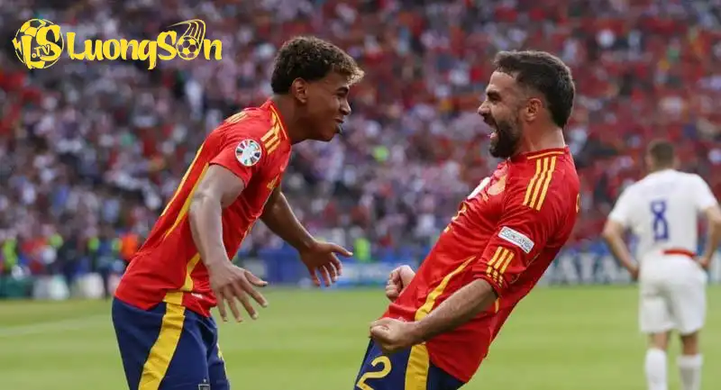 Carvajal (phải) sẽ nói chuyện với Yamal - người đàn em và là đồng đội ở ĐT Tây Ban Nha - Ảnh: @TouchlineX Carvajal (phải) sẽ nói chuyện với Yamal - người đàn em và là đồng đội ở ĐT Tây Ban Nha