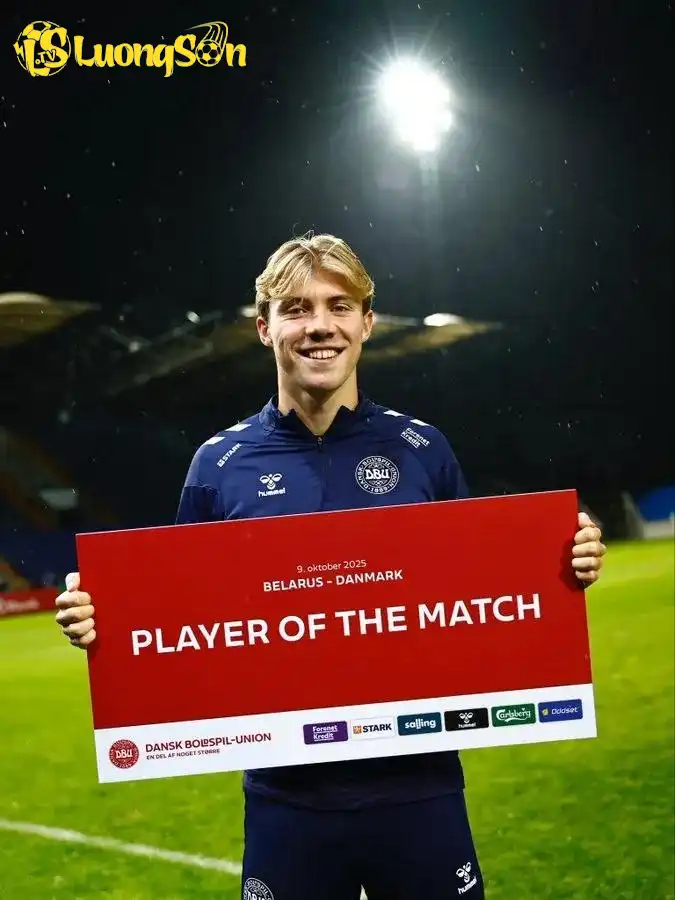 Hojlund được bầu chọn là cầu thủ xuất sắc nhất trận (Ảnh: X @dbulandshold) Hojlund được bầu chọn là cầu thủ xuất sắc nhất trận