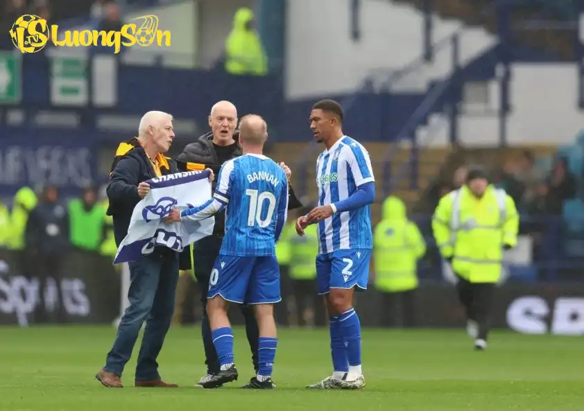 Sheffield Wednesday đang rơi vào cuộc khủng hoảng nghiêm trọng (Ảnh: The Sun). Sheffield Wednesday đang rơi vào cuộc khủng hoảng nghiêm trọng