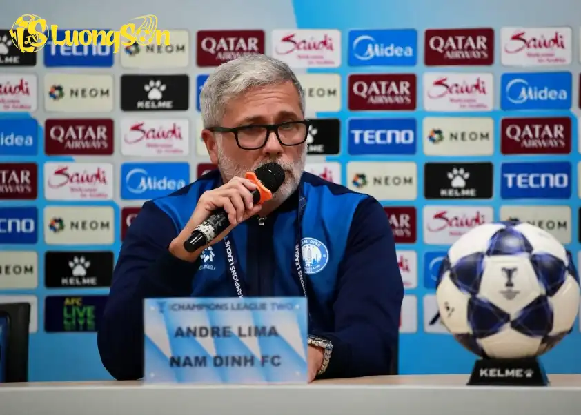 Trợ lý HLV Andre Lima đại diện CLB Nam Định dự họp báo Trợ lý HLV Andre Lima đại diện CLB Nam Định dự họp báo